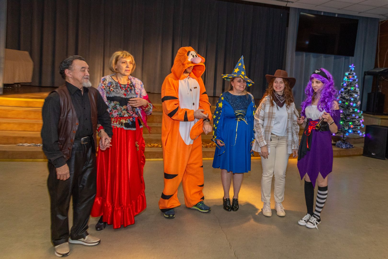 «Карнавал зимних чудес»: новогодний молодёжный вечер в КСРК ВОС собрал 90 гостей