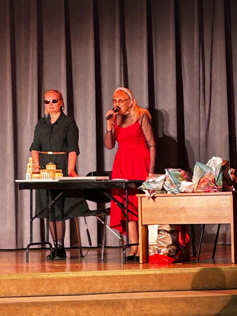 Выступает Лариса.jpg